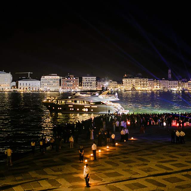 Il piacere di navigare arriva a Venezia. Monte Carlo Yachts presenta il nuovo MCY 96